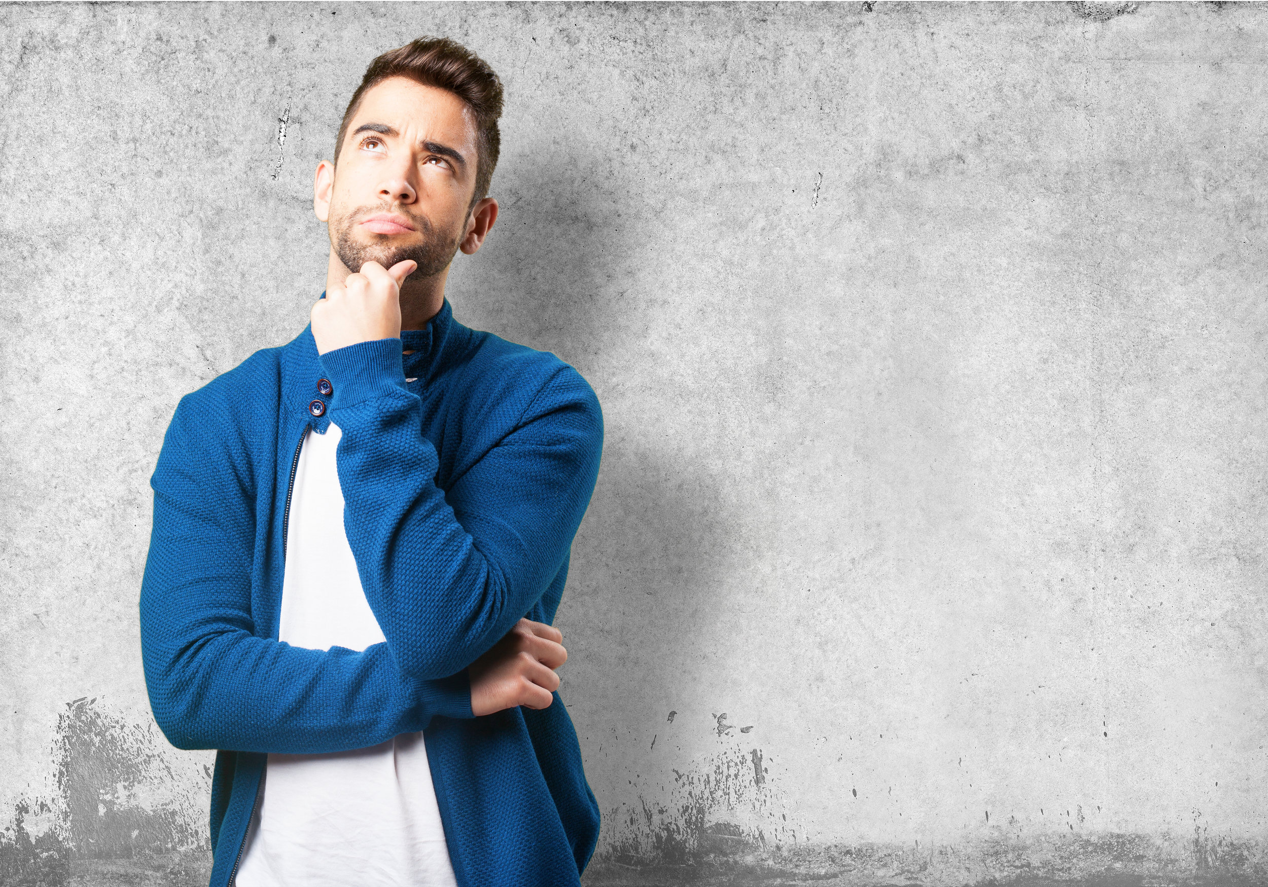 Начаты мужчина. Человек на фото в голубом. Мужчина в синем думает. Confused guy with Blue background.